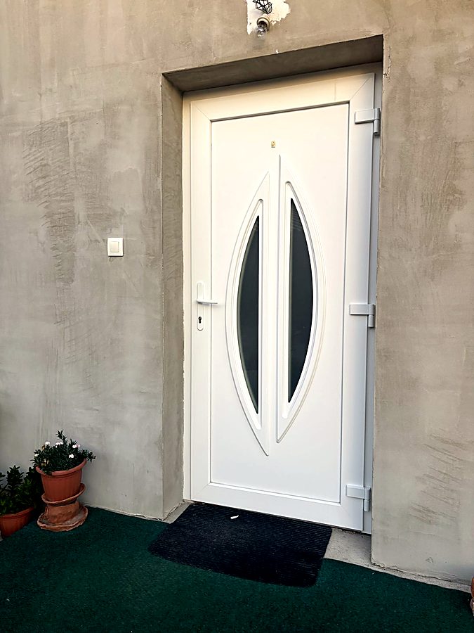 Fehér műanyag bejárati ajtó
