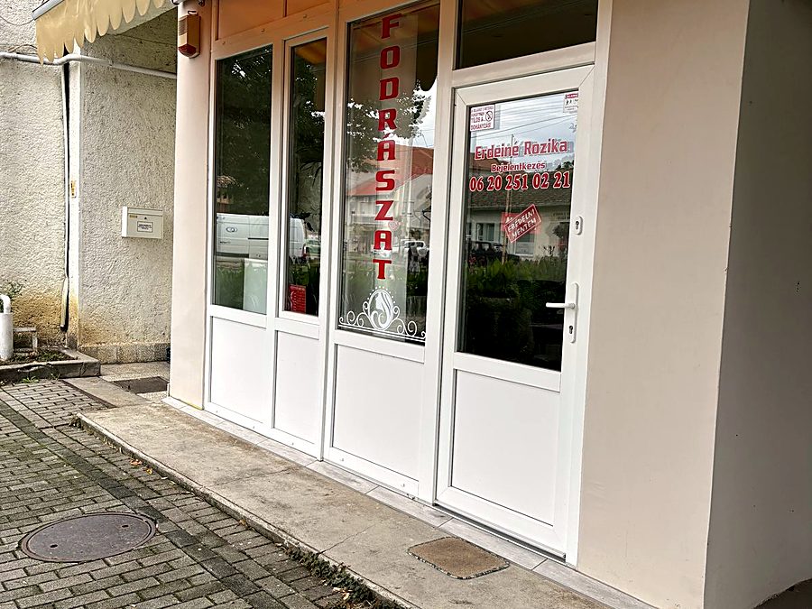 Egyedi méretű, nagy üvegfelületű portál